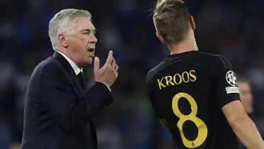 Carlo Ancelotti habla con Toni Kroos sobre durante el partido vs RB Leipzig. Imagen: Estadio Deportivo.