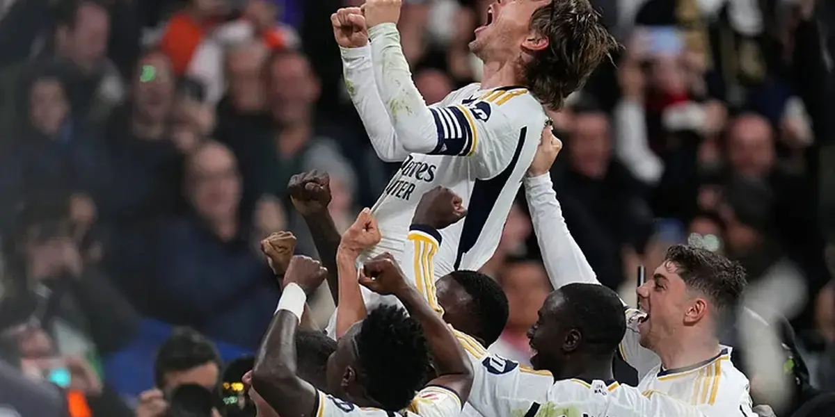Modric celebra el gol de la victoria con el resto de compañeros. Imagen: Marca.