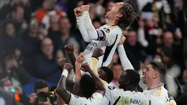 Modric celebra el gol de la victoria con el resto de compañeros. Imagen: Marca.