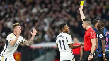Momento en el que Kroos ve la tarjeta amarilla por protestar. Imagen: Sport.