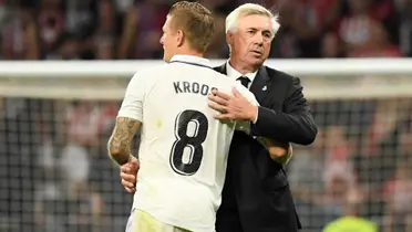 Toni Kroos y Ancelotti se abrazan tras un partido. Imagen: Okdiario.