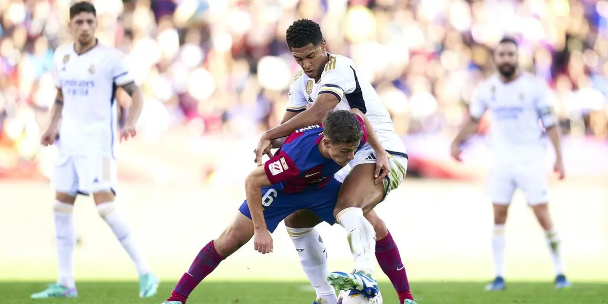Bellingham pugna con Gavi en la disputa de un balón. Imagen: Barça Blaugranes.