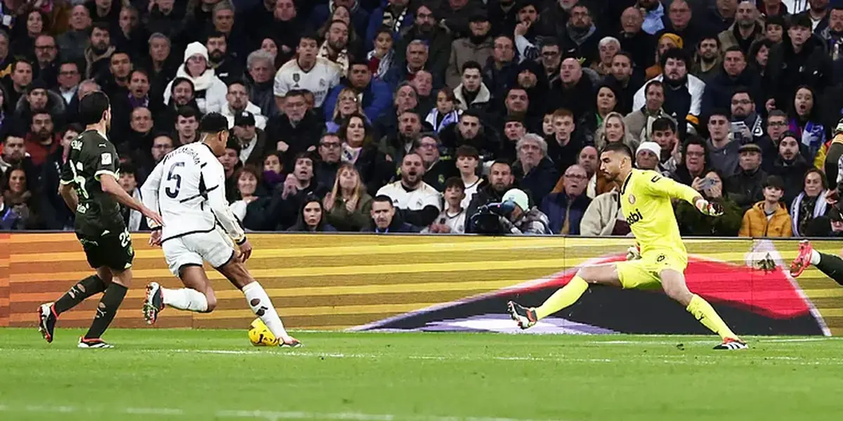 Bellingham regatea a Gazzaniga para anotar el segundo del partido. Imagen: Marca.