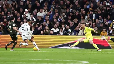 Bellingham regatea a Gazzaniga para anotar el segundo del partido. Imagen: Marca.