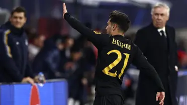 Brahim celebra el gol de la victoria en Leipzig con Ancelotti de fondo. Imagen: El periódico de España.