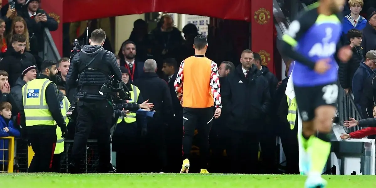 CR7 estuvo calentando en la banda durante varios minutos, pero Ten Hag lo dejó en el banquillo
