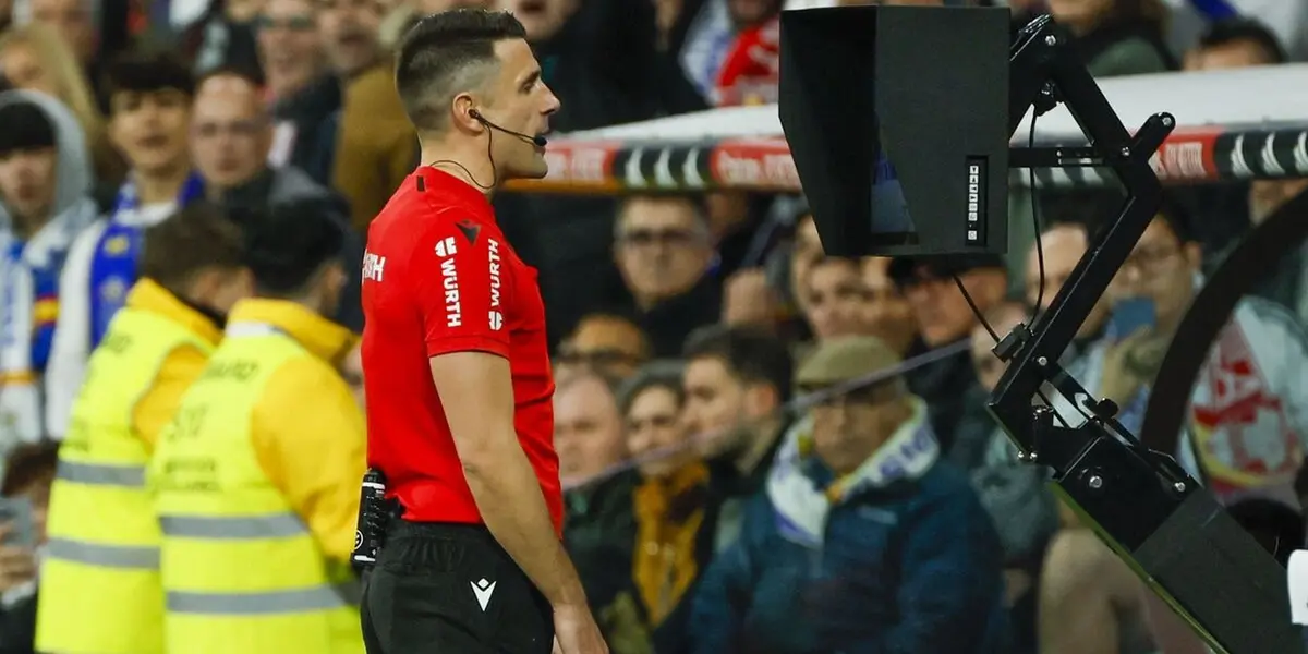 Díaz de Mera revisa la acción ante el monitor. Imagen: Diario de Sevilla.