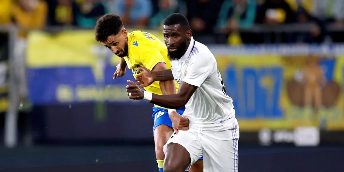El defensa alemán tuvo un bonito gesto con un aficionado tras el partido.