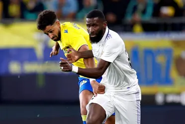 El defensa alemán tuvo un bonito gesto con un aficionado tras el partido.