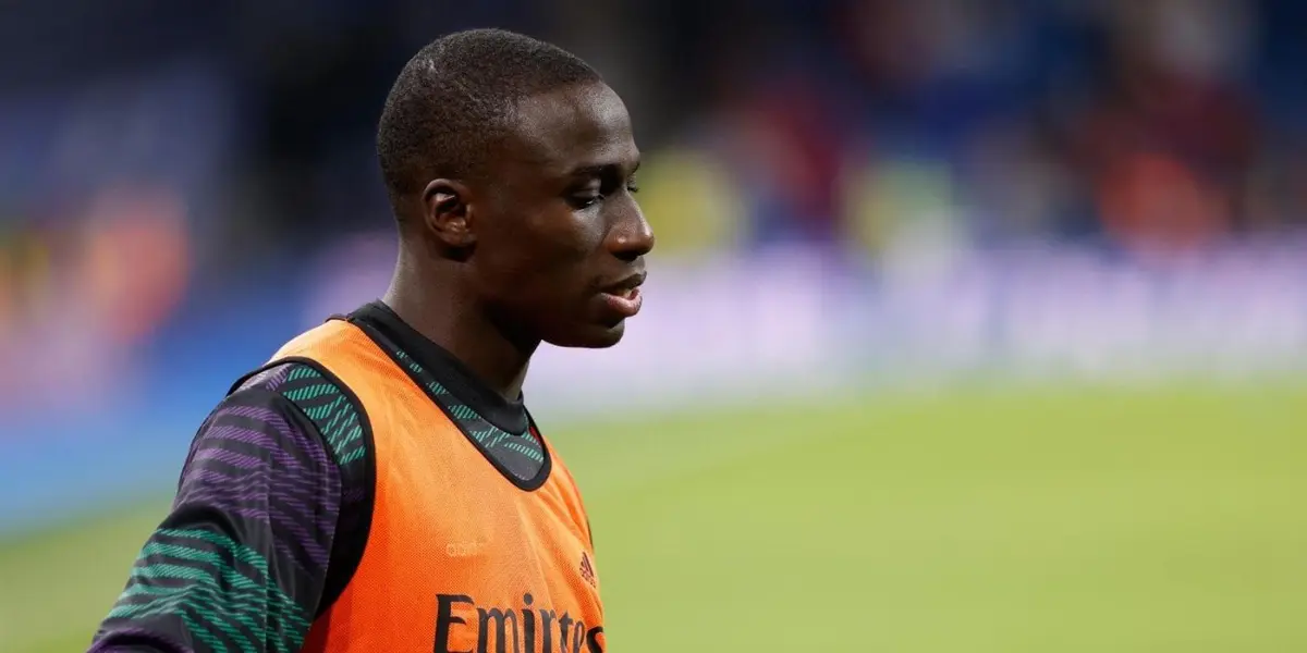 El defensa podrá abandonar el club si llega una buena oferta por sus servicios.