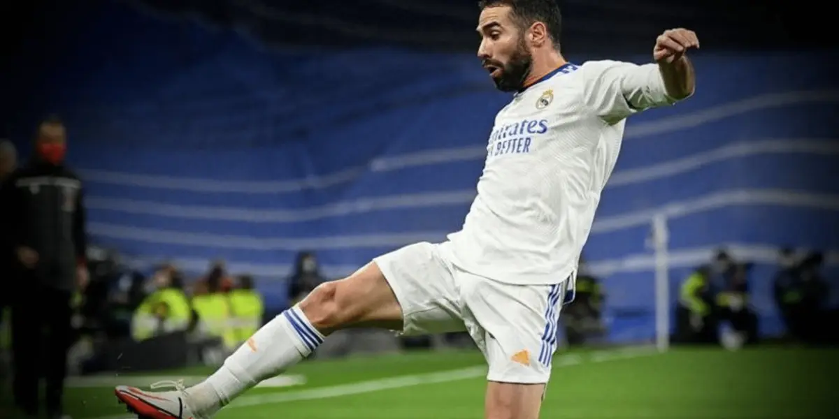 El defensor es silbado cada vez que toca la pelota.