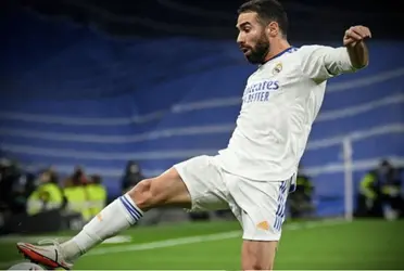 El defensor es silbado cada vez que toca la pelota.