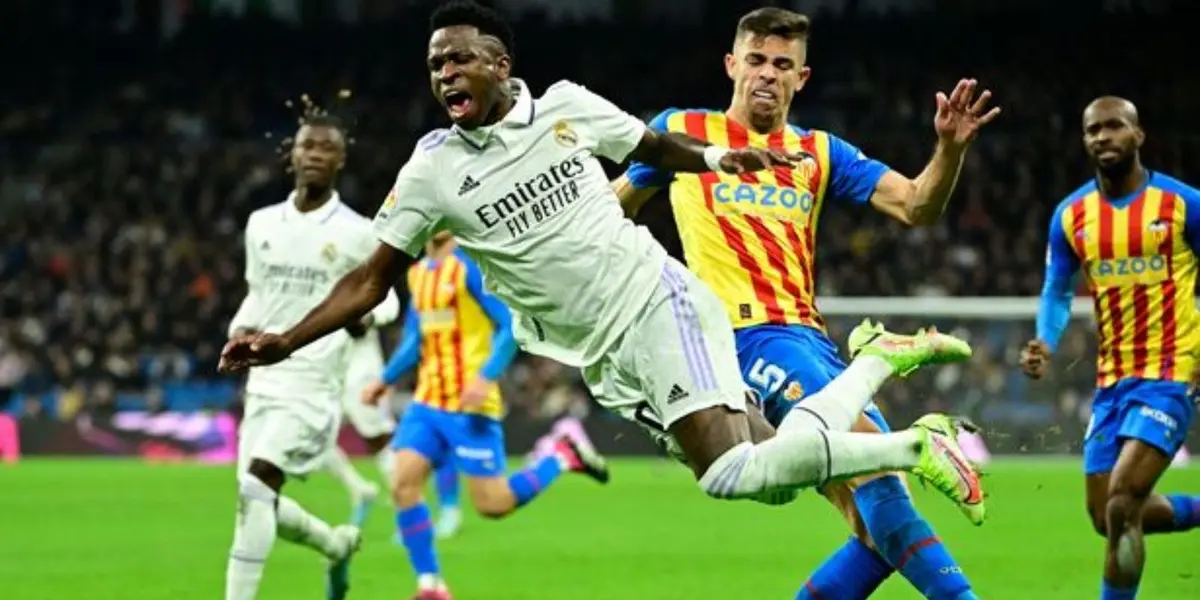 El futbolista del Valencia rompió el silencio luego de la durísima patada que le pegó al brasileño