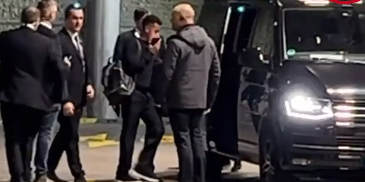 El futbolista tuvo que ir por su cuenta al aeropuerto en la madrugada