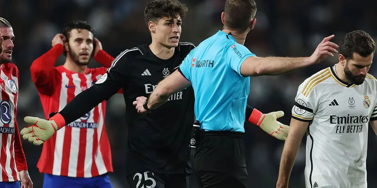 Kepa protesta ante el árbitro una falta de Morata en el tercer gol del Atlético. Imagen: Marca