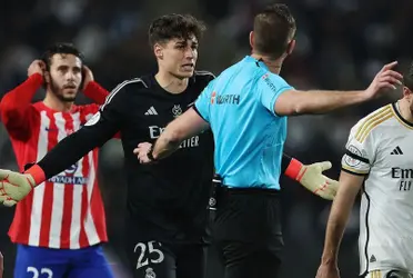 Kepa protesta ante el árbitro una falta de Morata en el tercer gol del Atlético. Imagen: Marca