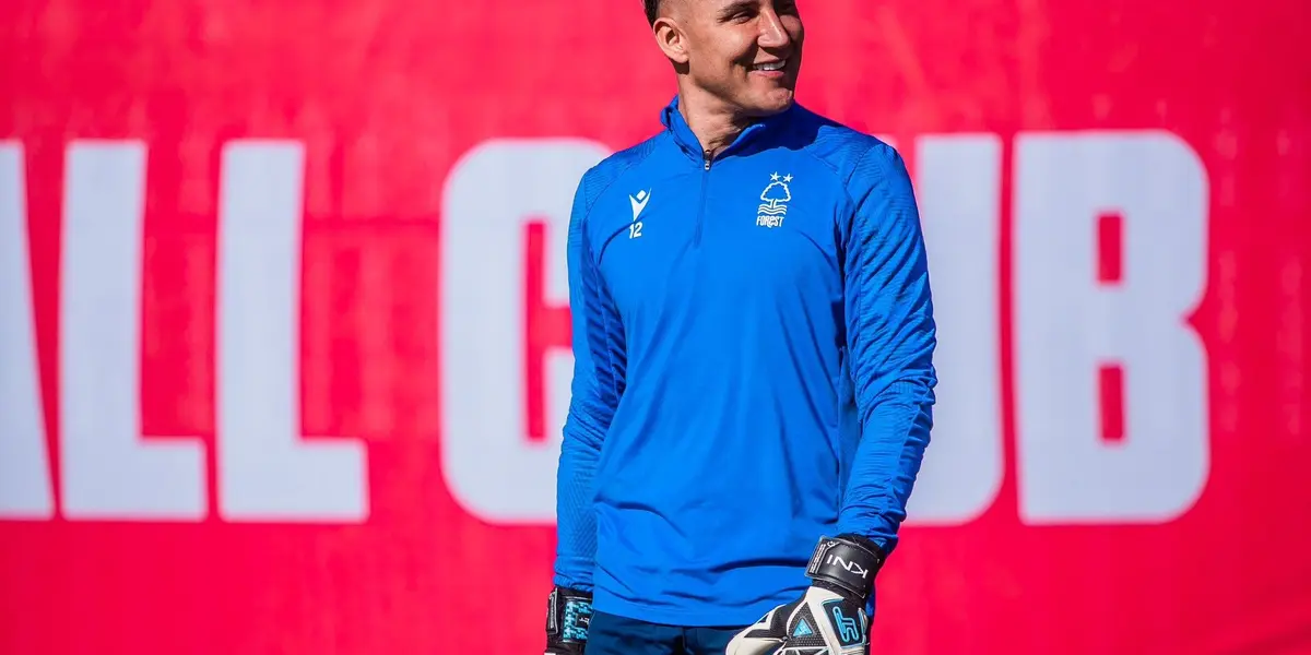 Keylor Navas sigue buscando club tras ser despreciado por el PSG.