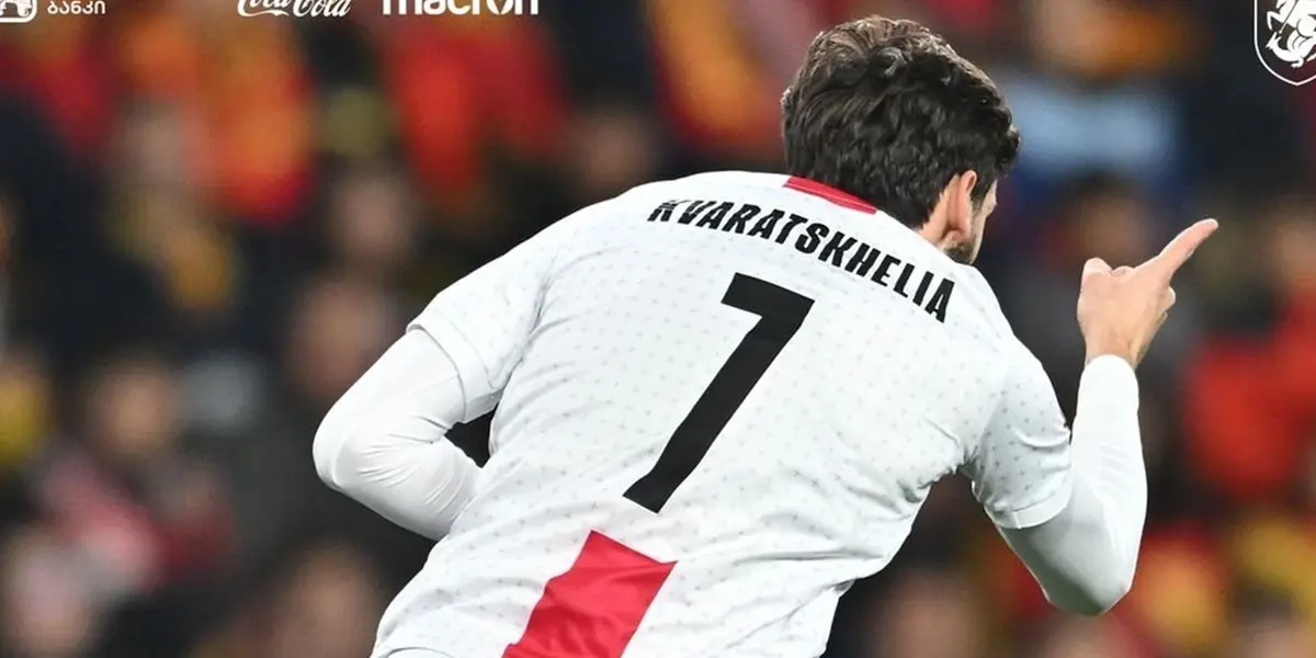 Khvicha Kvaratskhelia no desaprovechó el regalo de Le Normand, para emaptar el encuentro.