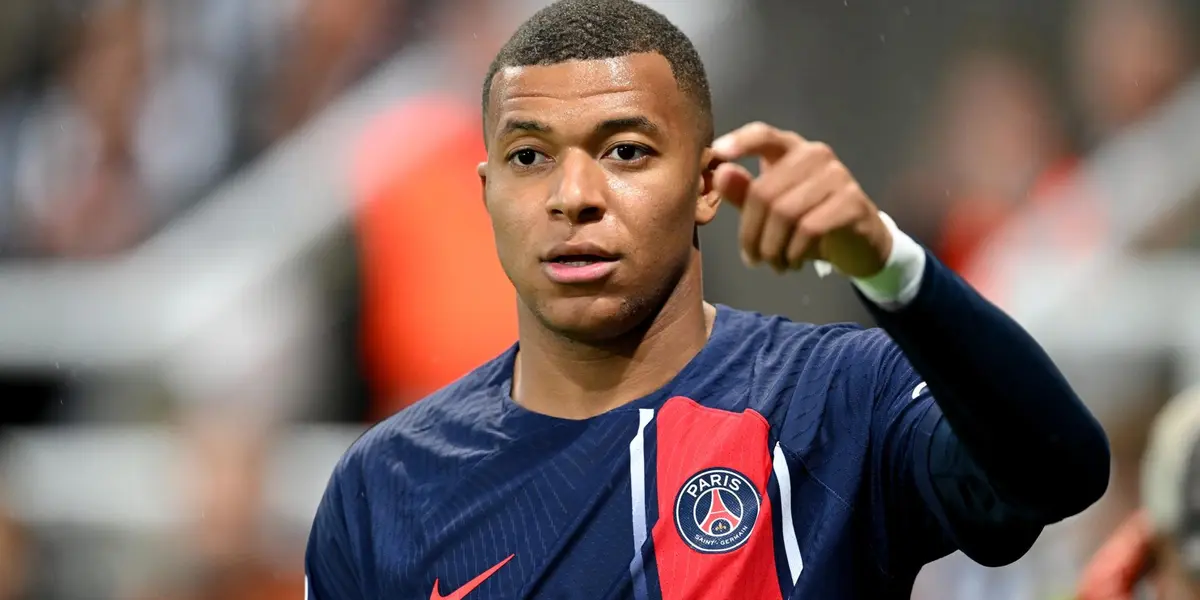 Kylian Mbappé en un partido con el PSG. Imagen: CNN.