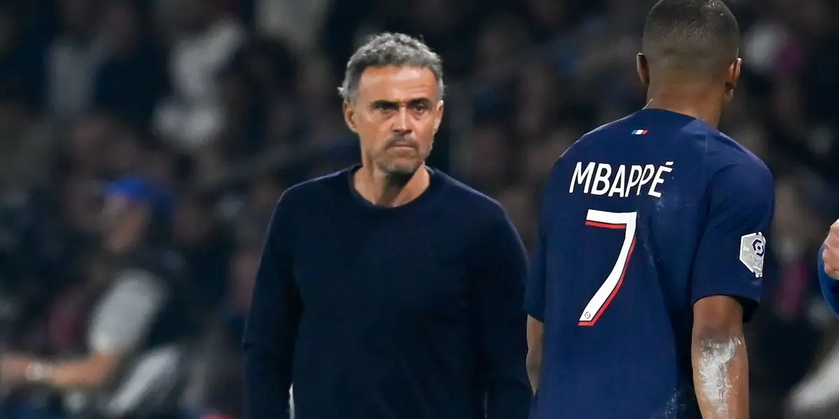 Luis Enrique mira fijamente a Mbappé, Imagen: Fichajes.com