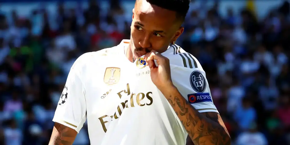 Militao se besa el escudo del Real Madrid el día de su presentación. Imagen: El Español.