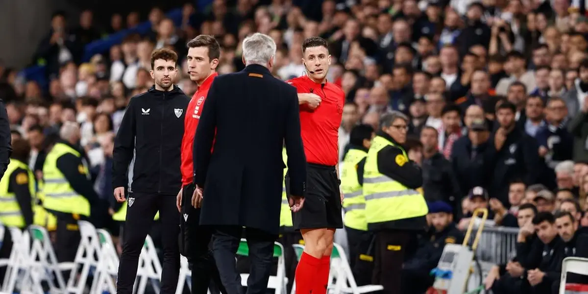 Momento en el que Ancelotti ve la tarjeta amarilla vs Sevilla. Imagen: Diario de Sevilla.