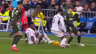 Momento en el que Bellingham recibe la entrada de Pablo Torre. Imagen: Dazn.