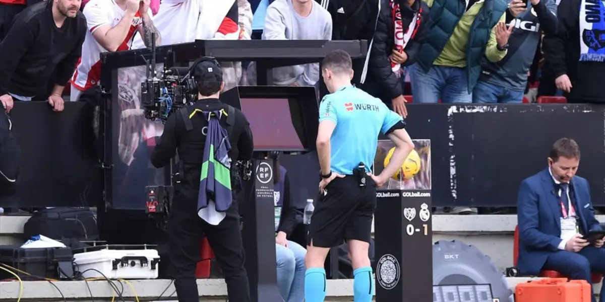 Momento en el que Muñiz Ruiz, árbitro de campo, revisa la jugada por mano de Camavinga.
