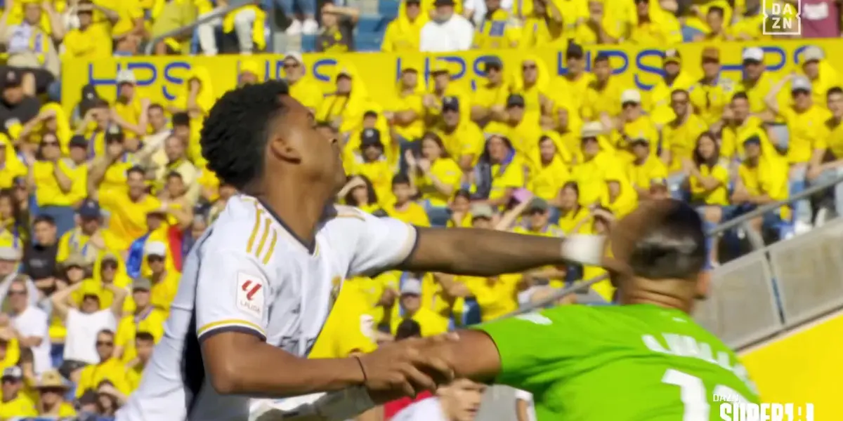 Momento en el que Rodrygo se quita de encima a Álvaro Vallés.