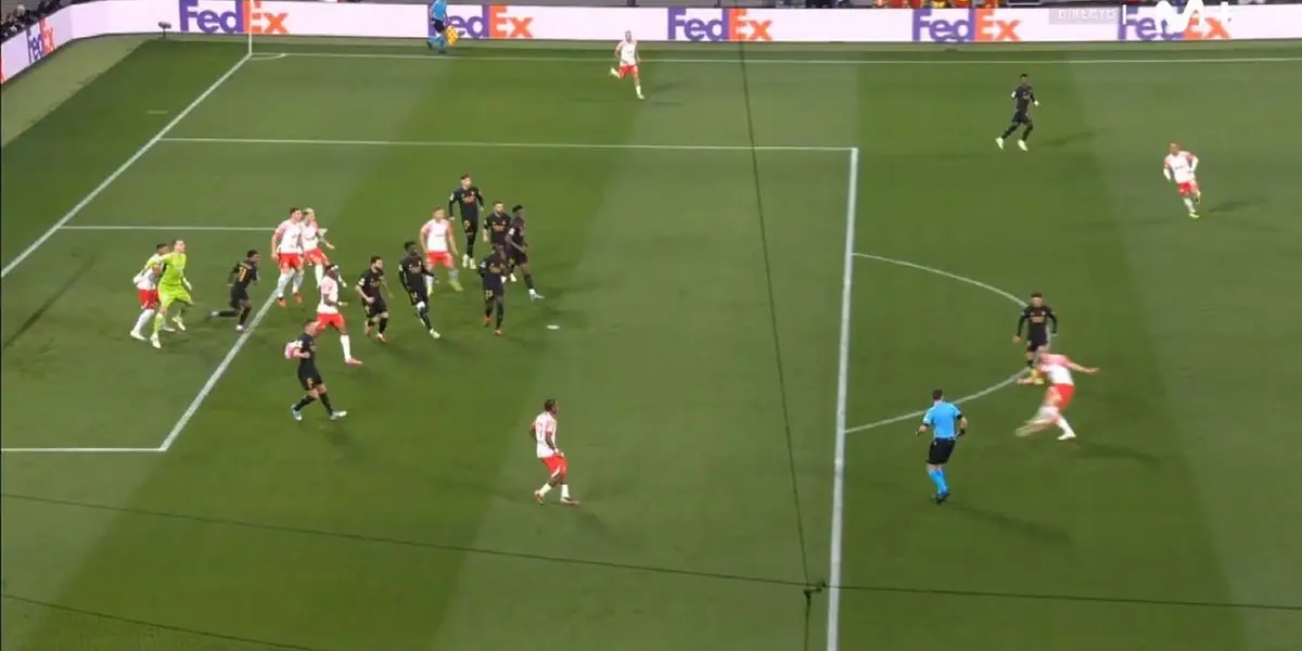 Momento en el que se produce la obstrucción sobre Lunin. Imagen: Archivo VAR.