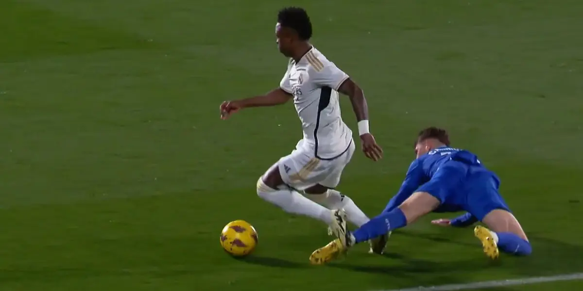 Momento en el que Vinicius es derribado. Imagen: Movistar.