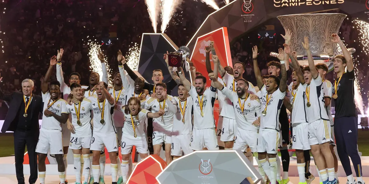 Nacho levanta al cielo de Riad la Supercopa de España 2024. Imagen: El País.