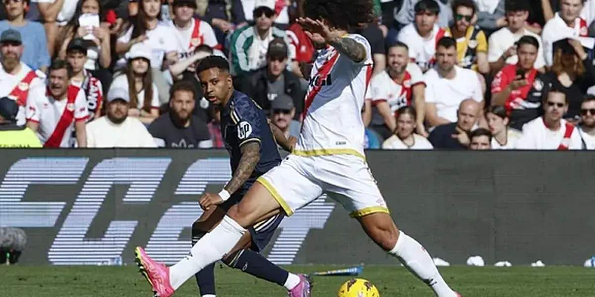 Rodrygo trata de filtrar un pase ante la defensa de Aridane. Imagen: EFE.