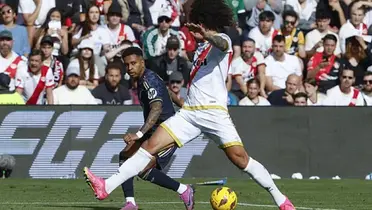 Rodrygo trata de filtrar un pase ante la defensa de Aridane. Imagen: EFE.