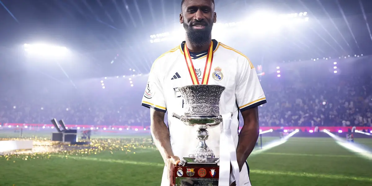 Rudiger posa con el trofeo de la Supercopa. Imagen: Central Madridista.