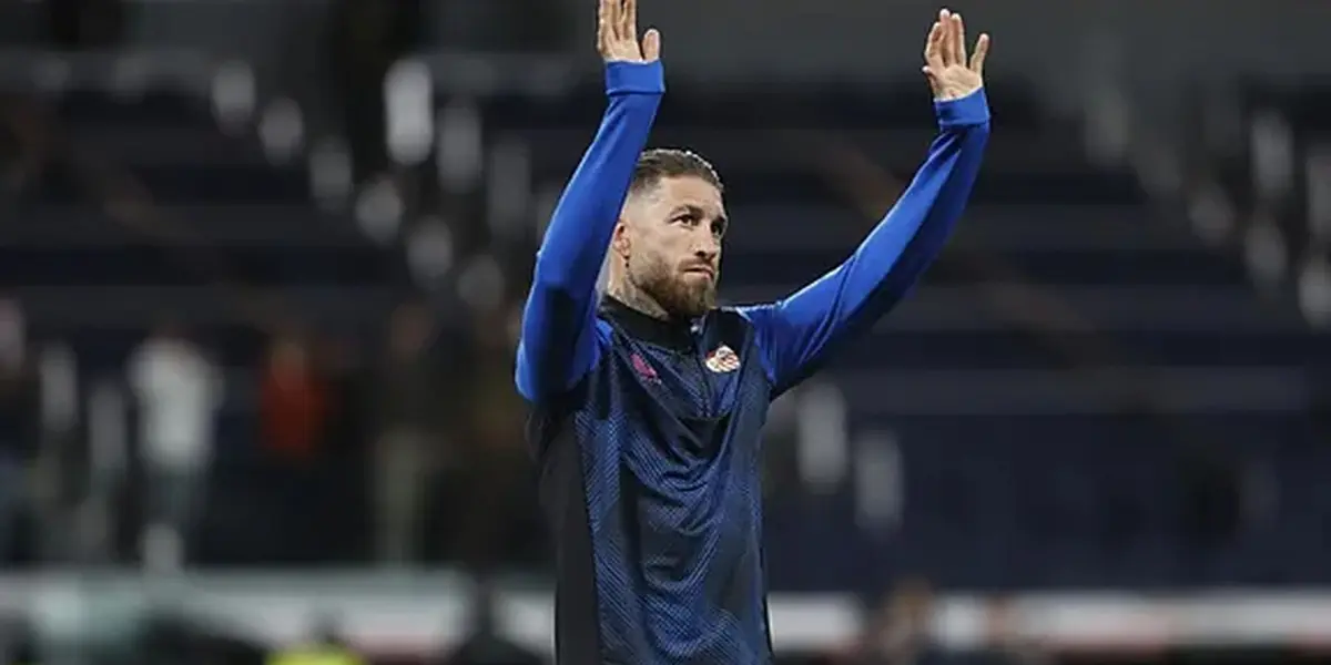 Sergio Ramos levanta los brazos agradeciendo los aplausos al Bernabéu.