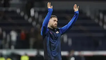 Sergio Ramos levanta los brazos agradeciendo los aplausos al Bernabéu.