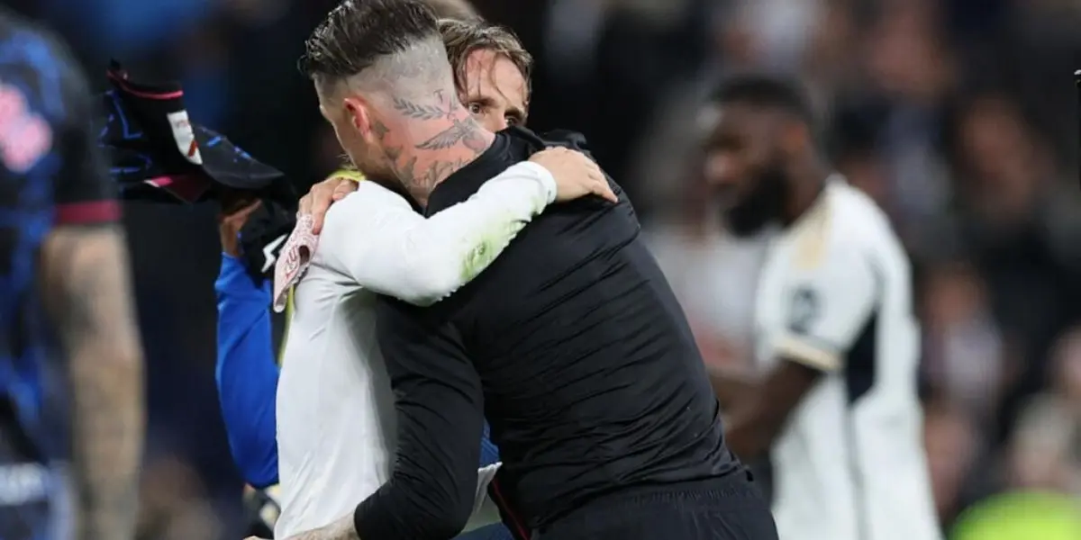 Sergio Ramos y Luka Modric se intercambian las camisetas al final del partido. Imagen: El Desmarque.