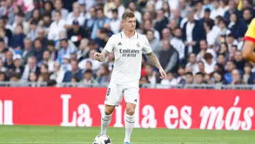 Toni Kroos juega un balón contra el Girona. Imagen: La Razón.
