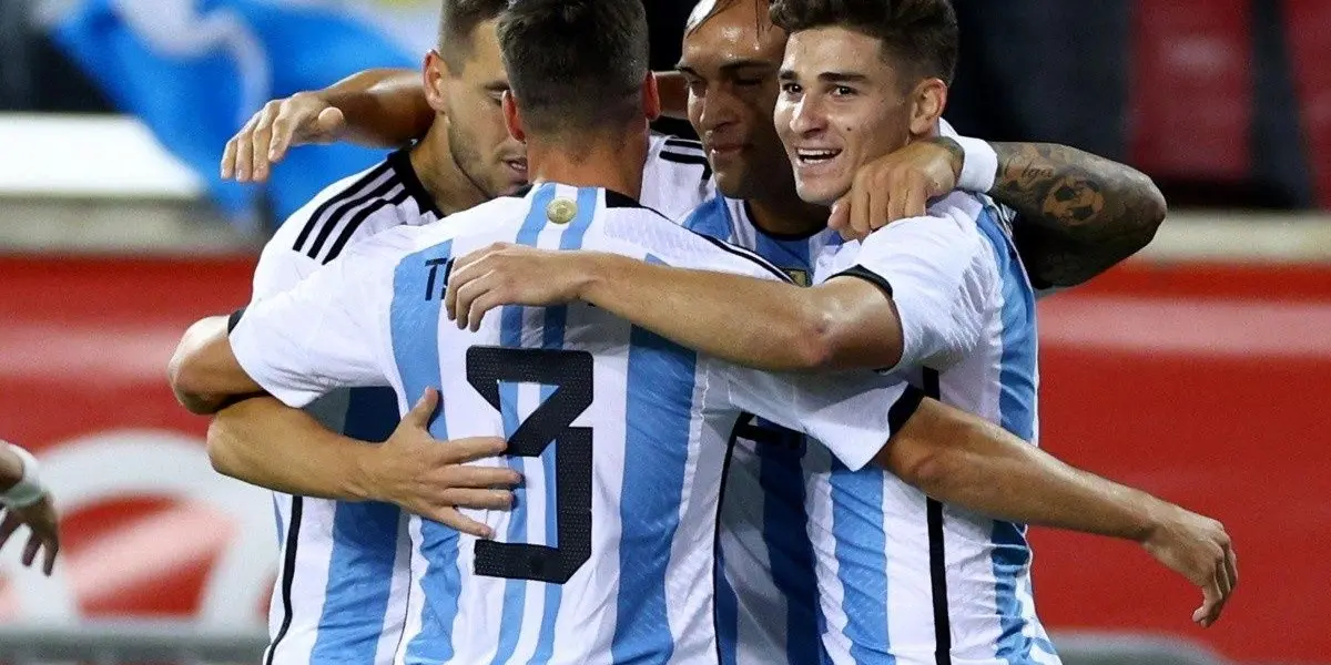 Un mediocampista argentino que suena en el Real Madrid debutó con la selección de su pais y marcó un verdadero golazo.