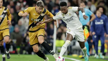 Vinicius disputa un balón en el partido de ida disputado en el Santiago Bernabéu. Imagen: Sporting News.